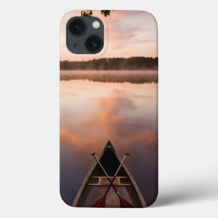 iPhone 13 Coque Un canoë repose sur la rive du lac Pawtuckaway