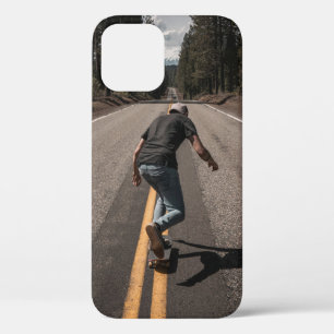 Case-Mate iPhone Case Un homme joue au skateboard sur la route le matin