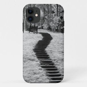 Coque iPhone 11 Un infrarouge d'arbres bâtiments et sentiers à L