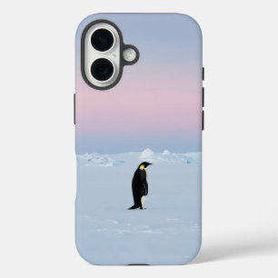 Coques iPhone 16 Un pingouin debout sur la glace immaculée