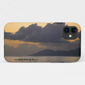 Coques Case-Mate iPhone Une équipe de canoë à balancier s'entraîne au larg (Dos (Horizontal))