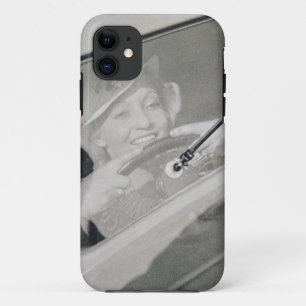 Case-Mate iPhone Case Une femme conduisant, c.1930s (photogravure)
