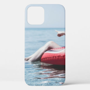Case-Mate iPhone Case Une femme sur un flotteur gonflable dans l'océan
