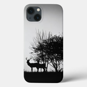 iPhone 13 Case Une image de quelques cerfs communs dans la brume