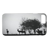 Coques Case-Mate iPhone Une image de quelques cerfs communs dans la brume (Dos (Horizontal))
