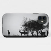 Coques Case-Mate iPhone Une image de quelques cerfs communs dans la brume (Dos (Horizontal))