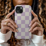 Coque Pour iPhone 15 Vérification rétro Lilac<br><div class="desc">Boho tendance damier imprimé boîtier de téléphone en lavande poussiéreuse violet et ivoire couleurs. Utilisez les outils de conception pour ajouter votre propre monogramme,  nom ou autre texte,  ou changer la couleur arrière - plan pour créer une couverture de périphérique unique d'un type particulier.</div>