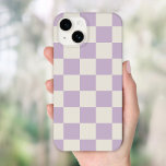 Coque Pour iPhone 14 Vérification rétro Lilac<br><div class="desc">Boho tendance damier imprimé boîtier de téléphone en lavande poussiéreuse violet et ivoire couleurs. Utilisez les outils de conception pour ajouter votre propre monogramme,  nom ou autre texte,  ou changer la couleur arrière - plan pour créer une couverture de périphérique unique d'un type particulier.</div>