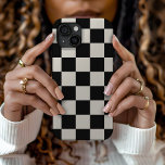 Coque Pour iPhone 15 Vérification rétrospective noire et crème<br><div class="desc">Boho tendance damier étui téléphonique imprimé en noir et ivoire. Utilisez les outils de conception pour ajouter votre propre monogramme,  nom ou autre texte,  ou changer la couleur arrière - plan pour créer une couverture de périphérique unique d'un type particulier.</div>