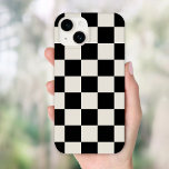 Coque Pour iPhone 14 Vérification rétrospective noire et crème<br><div class="desc">Boho tendance damier étui téléphonique imprimé en noir et ivoire. Utilisez les outils de conception pour ajouter votre propre monogramme,  nom ou autre texte,  ou changer la couleur arrière - plan pour créer une couverture de périphérique unique d'un type particulier.</div>