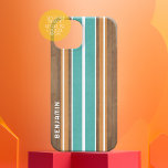 Coque Pour iPhone 15 Vintage Surfboard Stripes - Subtle Wood Arrière -<br><div class="desc">Un motif de bande coloré et rétro en bleu et orange sur un arrière - plan imitation bois. Un design rayé vintage avec un aspect plage et surf. Ajoutez votre nom ou votre monogramme pour en faire un cas de téléphone personnel qui se démarquera parmi vos amis. Le nom est...</div>
