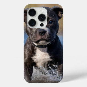 Coque iPhone 15 Pro "Wave Chaser : Un chiot robuste en jeu dans l'océa
