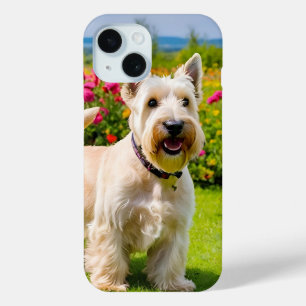 Coque Pour iPhone 15 Wheaten Scottish Terrier jouant dans Flowers Grass