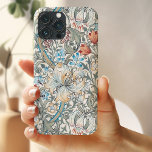 Case-Mate iPhone Case William Morris Lily Art nouveau Coque-Mate iPhone<br><div class="desc">William Morris Lily Design Motif. William Morris était un designer textile anglais, artiste, écrivain et socialiste associé à la Fraternité pré-Raphaélite et au British Arts and Crafts Movement. Il a fondé une entreprise de design en partenariat avec l'artiste Edward Burne-Jones et le poète et artiste Dante Gabriel Rossetti. Ce magnifique...</div>