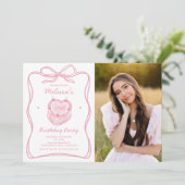 Coquette boog Taart verjaardag Fotouitnodiging Kaart (Staand voorkant)