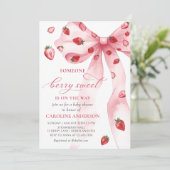 Coquette Bow Aardbei Baby shower Uitnodiging (Staand voorkant)