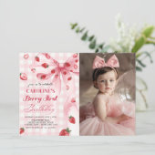 Coquette Bow Berry Eerste Aardbei Verjaardag Foto Kaart (Staand voorkant)