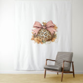 Coquette Leopard Pompoen met Roze Bow – Glam Herfs Wandkleed (In situ)