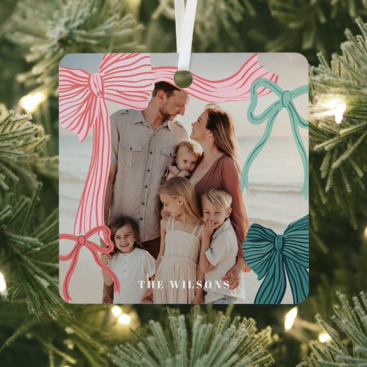 Coquette Red & Green Bows Foto Kerstvakantie Metalen Ornament (Insitu)