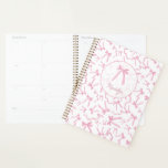 Coquette rose pâle motif personnalisé<br><div class="desc">Restez organisé en style avec le Motif de ruban Blush Pink Coquette Personnalisé Planner! Doté d'un joli design ruban et d'un texte personnalisable,  cet élégant planificateur est parfait pour ajouter une touche de féminité et de sophistication à votre routine quotidienne de planification.</div>