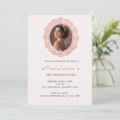 Coquette Verjaardagsuitnodiging met Oval Lace Lijs Kaart (Staand voorkant)