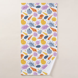 Coquillages colorés sur blanc