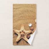 Coquillages colorés sur le sable (Serviette à main)