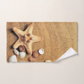 Coquillages colorés sur le sable (Serviette à main)