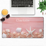 Coquillages de plage en bois rose rustique Nom per<br><div class="desc">Coquillages de Plage de Bois Rose Rustique Nom Personnalisé Mat de bureau dispose de coquillages sur un arrière - plan en bois rose rustique avec votre nom personnalisé dans une typographie de script de calligraphie moderne. Un cadeau parfait pour la famille et les amis pour l'anniversaire, Noël, Fête des Mères,...</div>