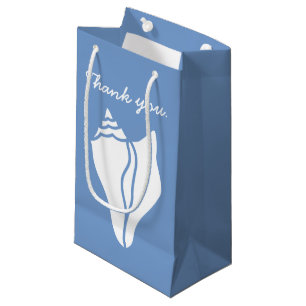Coquillages d'été dans le sac de cadeau de