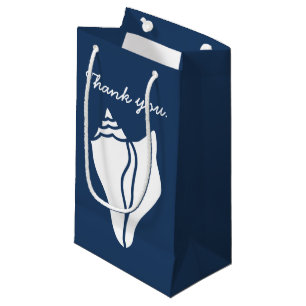 Coquillages d'été dans un sac cadeau marine
