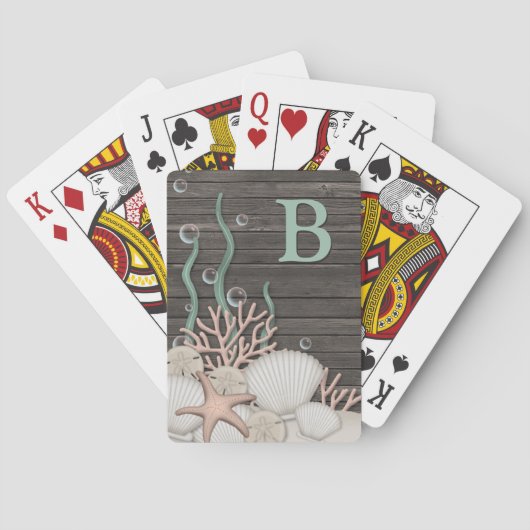 Coquilles rustiques de plage et cartes de jeu en (dos)