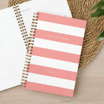 Corail personnalisé et bande blanche<br><div class="desc">Chic planificateur personnalisé dispose de larges bandes de corail rose et blanc peachy avec votre nom ou monogramme en lettrage blanc élégant. Personnalisez avec l'année en bas.</div>