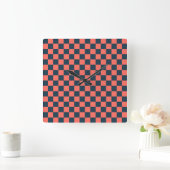 Coral and navy checkerboard pattern vierkante klok (Huis)