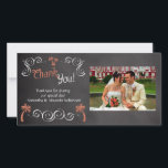 Coral Chalkboard Script Plage Merci de mariage<br><div class="desc">Pêche de corail frais et texte de tableau noir blanc avec un arrière - plan gris ardoise. Célébrez une cérémonie au bord de la mer avec ce palmier cool et un look craie blanc dessiné. Jolie atmosphère rustique vintage lors d'un mariage sur la plage. Copyright de conception © CustomInvitesOnline.com</div>
