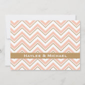Coral en Gold Chevron Wedding Kaart (Achterkant)
