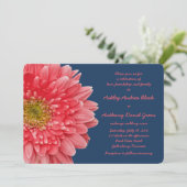 Coral Gerbera Daisy Navy Blue Wedding Invitation Kaart (Staand voorkant)