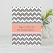 Coral Gray Chevron 16e anniversaire Invitations (Debout devant)