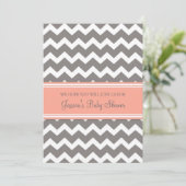 Coral Grey Chevron Invitations Personnalisées De D (Debout devant)