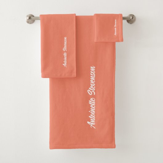 Coral Peach Elegant Signature Monogram Bad Handdoek (Insitu)