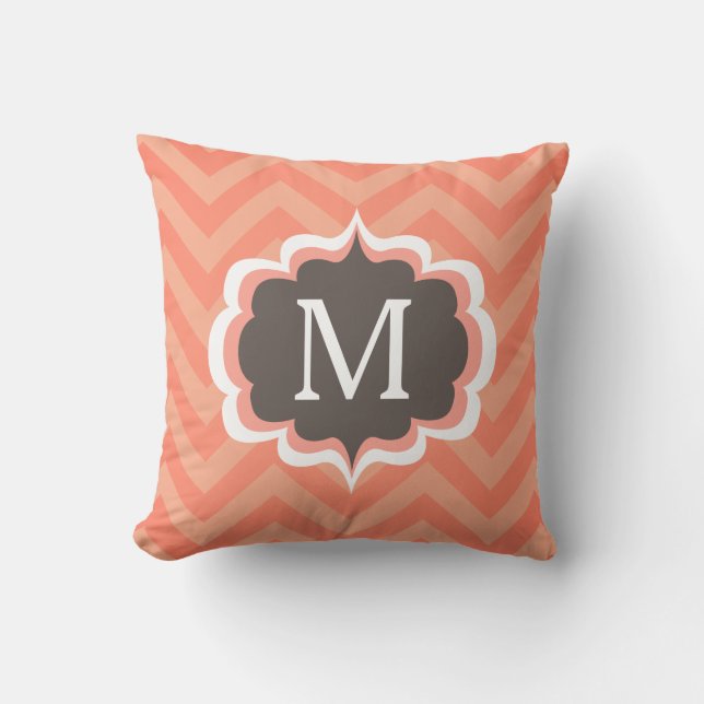 Coral Pink Chevron Pattern Aangepast monogram Kussen (Voorkant)
