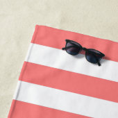 Coral Stripe Nautique Mariage Serviette de plage (En situation)
