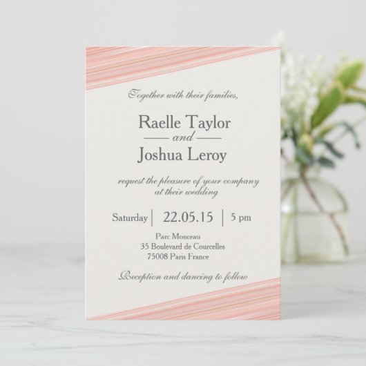 Corale perziken strepen witte grijze trouwuitnodig kaart (Staand voorkant)