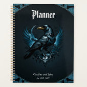 Corbeau noir majestueux assis sur un orné, (Devant)