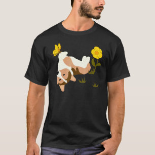 Corgi-hond die over het gras rolt met vlinder en b t-shirt