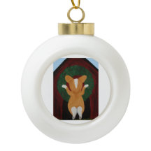 Corgi plaatst Kerstkrans op Hondenhok