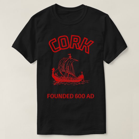 CORK, OPGERICHT 600 AD RED FONT T-SHIRT (Design voorkant)