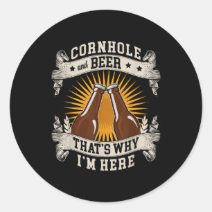 Cornhole en bier, daarom ben ik hier Cornhole  Ronde Sticker