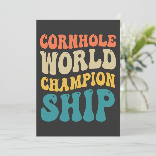 Cornhole Wereldkampioenschap Grappige Groovy Retro Kaart (Staand voorkant)