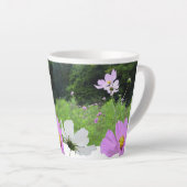 Cosmea, Fleurs sauvages Champ Collage Latte Mug (Angle droit)